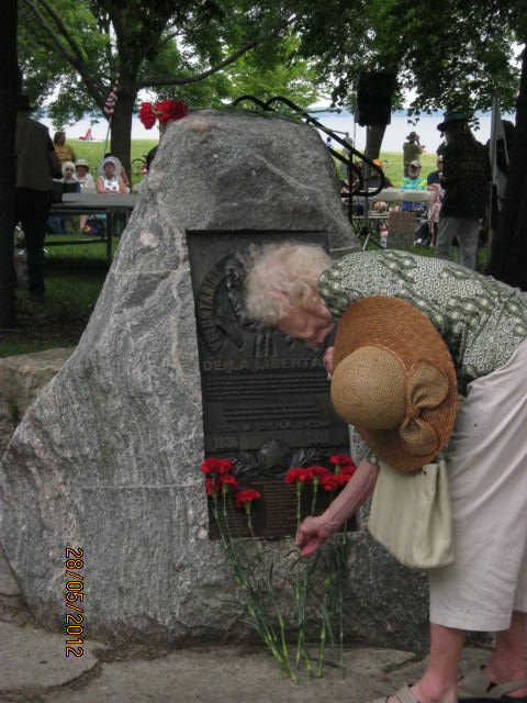 IMG_0275VetsPlacingrosesatLincolnStone