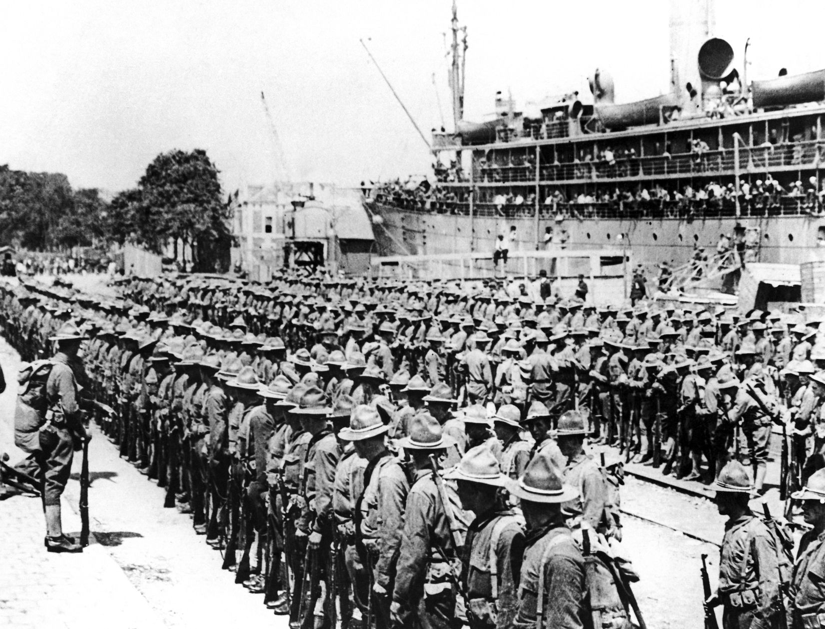 soldiers landing in ship 